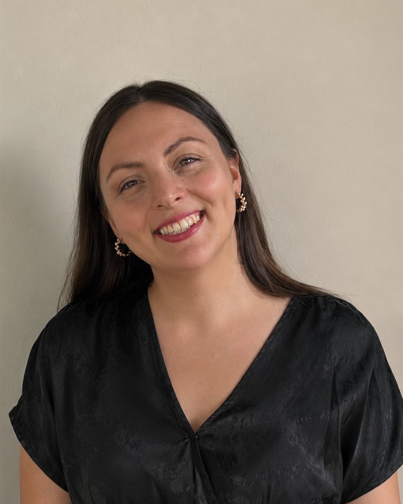Retrato de la Lic. Camila Gomez, psicóloga clínica en Maldonado, sonriendo en su consultorio